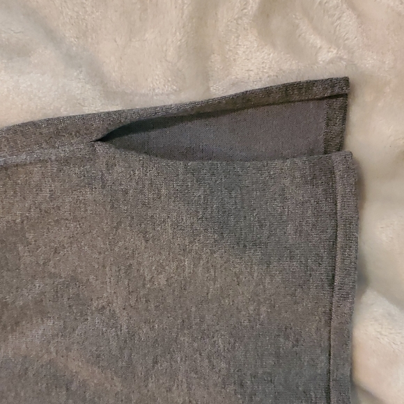 Cold shoulder studded sweater - Picture 4 of 6